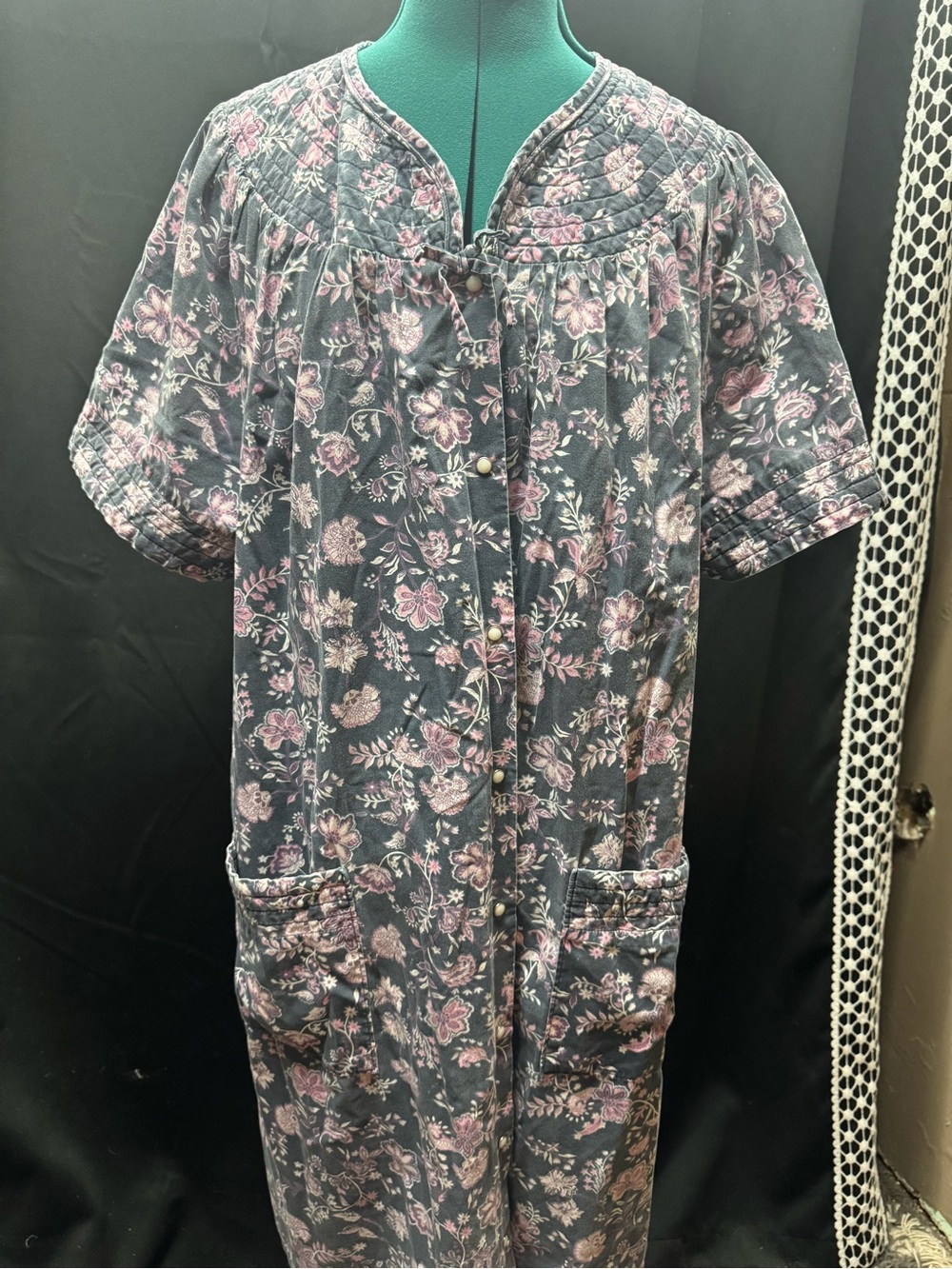 Women’s Floral Button-Front housecoat in Charcoal and Pink